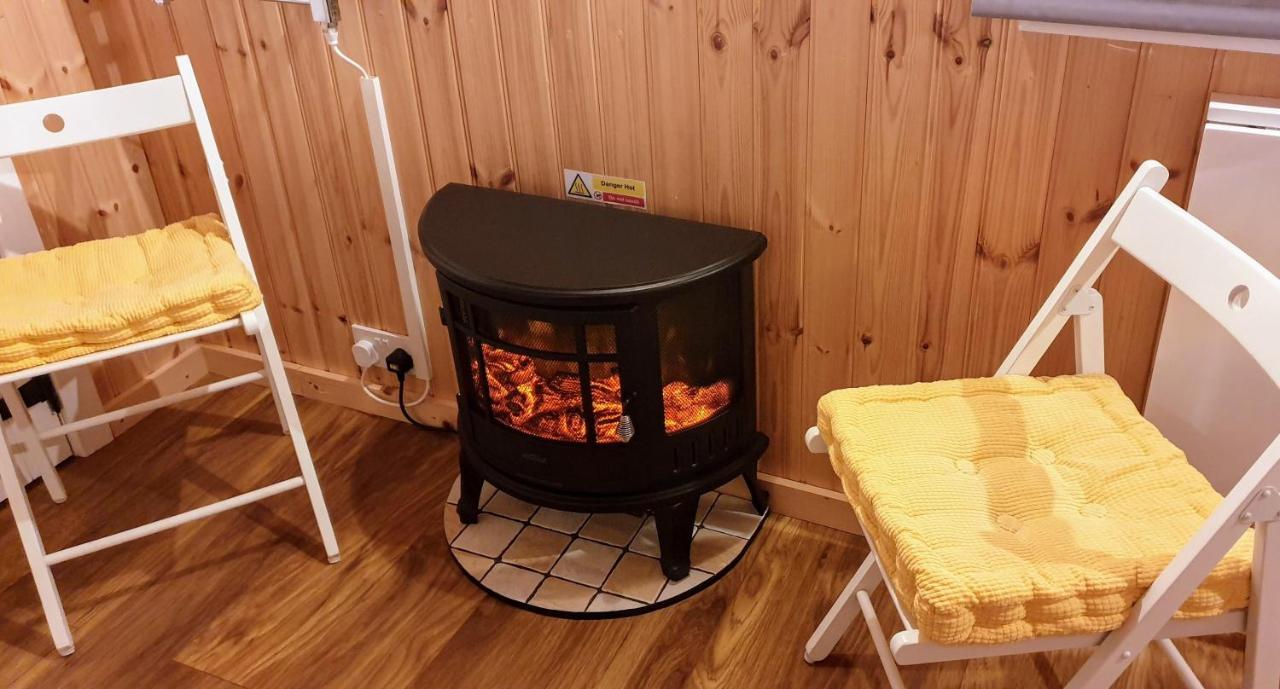 Small Cozy Shepherd Hut 20 By 7 Feet With Boxed In High Double Bed Balmacara Eksteriør bilde