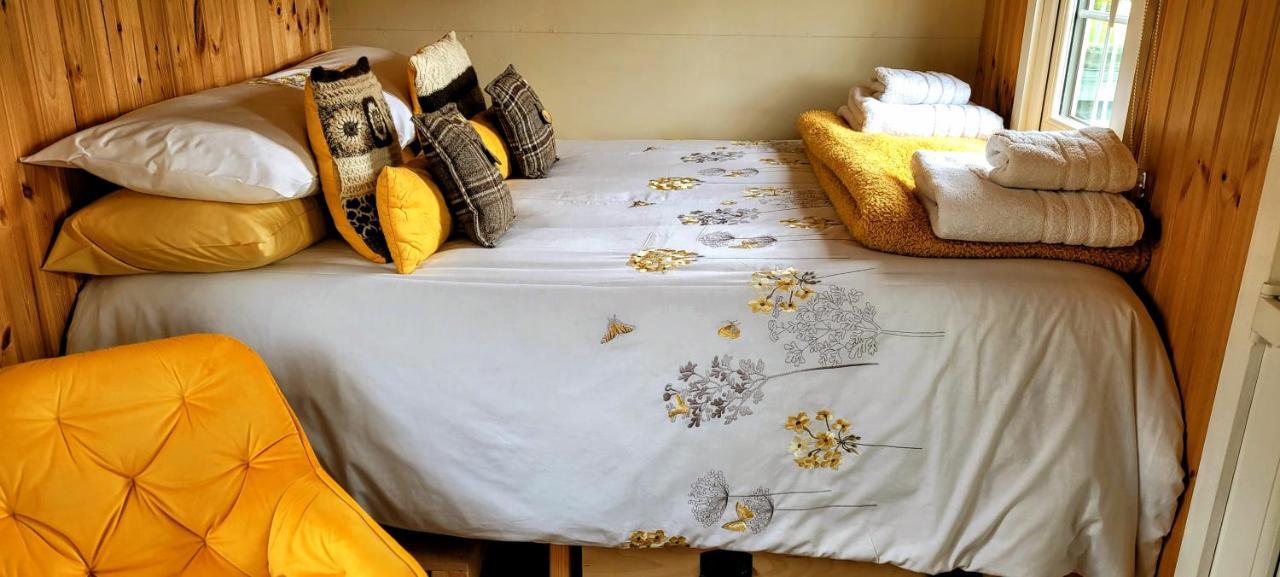 Small Cozy Shepherd Hut 20 By 7 Feet With Boxed In High Double Bed Balmacara Eksteriør bilde