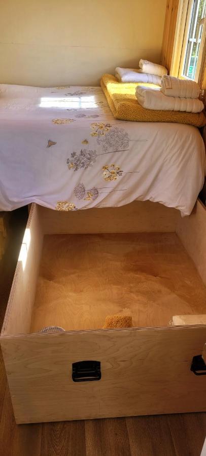 Small Cozy Shepherd Hut 20 By 7 Feet With Boxed In High Double Bed Balmacara Eksteriør bilde